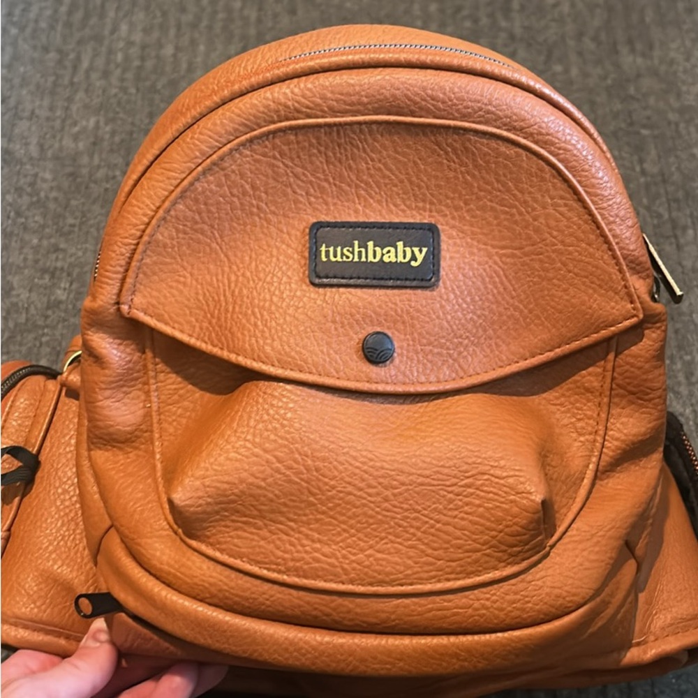 Tushbaby Baby Hip Carrier in Stylish Cognac